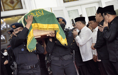 Masyarakat dan ratusan pelajar mengiringi keberangkatan jenazah Emmeril Kahn Mumtadz alias Eril menuju pemakaman keluarga di Kecamatan Cimaung.