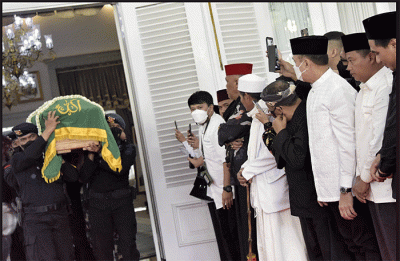 Masyarakat dan ratusan pelajar mengiringi keberangkatan jenazah Emmeril Kahn Mumtadz alias Eril menuju pemakaman keluarga di Kecamatan Cimaung.