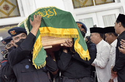 Masyarakat dan ratusan pelajar mengiringi keberangkatan jenazah Emmeril Kahn Mumtadz alias Eril menuju pemakaman keluarga di Kecamatan Cimaung.