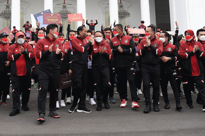 Presiden Joko Widodo menerima sekaligus memberikan bonus dan apresiasi kepada para atlet SEA Games ke-31 Vietnam, di halaman depan Istana Merdeka, Jakarta.