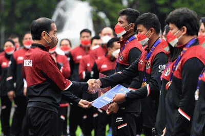 Presiden Joko Widodo menerima sekaligus memberikan bonus dan apresiasi kepada para atlet SEA Games ke-31 Vietnam, di halaman depan Istana Merdeka, Jakarta.