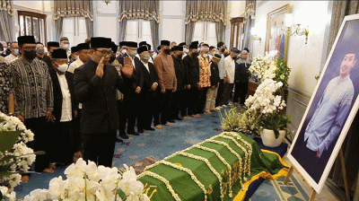 Gubernur Jawa Barat Ridwan Kamil memimpin shalat jenazah almarhum Emmeril Khan Mumtadz di Gedung Pakuan, Bandung, Jawa Barat, Minggu (12/6/2022).