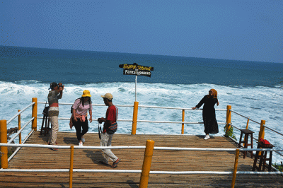 Pantai Ngobaran menjadi salah satu pilihan objek wisata bahari dari sekian banyak pantai yang berada di Kabupaten Gunungkidul, Daerah Istimewa Yogyakarta (DIY).