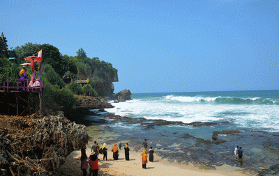 Pantai Ngobaran menjadi salah satu pilihan objek wisata bahari dari sekian banyak pantai yang berada di Kabupaten Gunungkidul, Daerah Istimewa Yogyakarta (DIY).