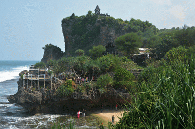 Pantai Ngobaran menjadi salah satu pilihan objek wisata bahari dari sekian banyak pantai yang berada di Kabupaten Gunungkidul, Daerah Istimewa Yogyakarta (DIY).