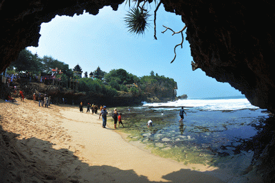 Pantai Ngobaran menjadi salah satu pilihan objek wisata bahari dari sekian banyak pantai yang berada di Kabupaten Gunungkidul, Daerah Istimewa Yogyakarta (DIY).