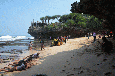 Pantai Ngobaran menjadi salah satu pilihan objek wisata bahari dari sekian banyak pantai yang berada di Kabupaten Gunungkidul, Daerah Istimewa Yogyakarta (DIY).