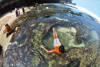 Pantai Ngobaran menjadi salah satu pilihan objek wisata bahari dari sekian banyak pantai yang berada di Kabupaten Gunungkidul, Daerah Istimewa Yogyakarta (DIY).