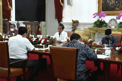 Presiden Joko Widodo memimpin rapat terbatas di Istana Merdeka Jakarta, Senin (13/6/2022).