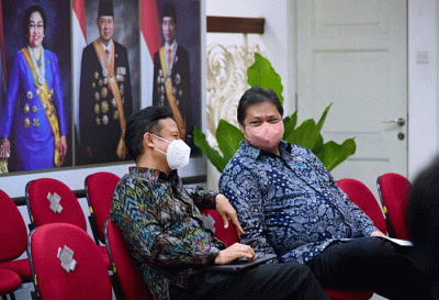 Presiden Joko Widodo memimpin rapat terbatas di Istana Merdeka Jakarta, Senin (13/6/2022).