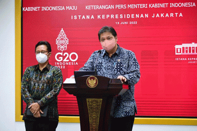 Presiden Joko Widodo memimpin rapat terbatas di Istana Merdeka Jakarta, Senin (13/6/2022).