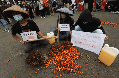 Massa yang tergabung dalam Forum Masyarakat Anti Korupsi melakukan aksi unjuk rasa di kawasan Patung Kuda, Jakarta, Selasa (14/6/2022).