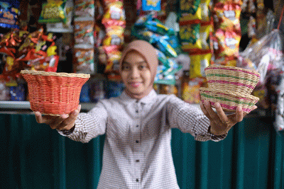 Pengrajin tengah menyelesaikan pesanan anyaman rotan di usaha kerajinan mandiri Mawar, Makassar, Selasa (14/6/2022).