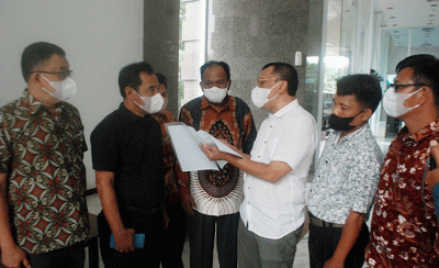 Sejumlah warga Prabumulih, Sumatera Selatan didampingi Ketua FKMTI SK Budiardjo mendatangi kantor Badan Pengawasan Mahkamah Agung, Cempaka Putih.
