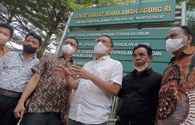 Sejumlah warga Prabumulih, Sumatera Selatan didampingi Ketua FKMTI SK Budiardjo mendatangi kantor Badan Pengawasan Mahkamah Agung, Cempaka Putih.