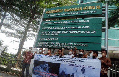 Sejumlah warga Prabumulih, Sumatera Selatan didampingi Ketua FKMTI SK Budiardjo mendatangi kantor Badan Pengawasan Mahkamah Agung, Cempaka Putih.
