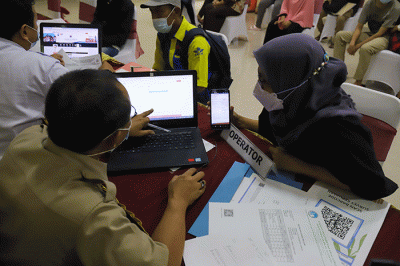 Petugas melayani orang tua calon peserta didik terkait Pendaftaran Peserta Didik Baru (PPDB) di Posko Pelayanan PPDB 2022 di SMA Negeri 70.