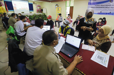 Petugas melayani orang tua calon peserta didik terkait Pendaftaran Peserta Didik Baru (PPDB) di Posko Pelayanan PPDB 2022 di SMA Negeri 70.