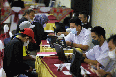 Petugas melayani orang tua calon peserta didik terkait Pendaftaran Peserta Didik Baru (PPDB) di Posko Pelayanan PPDB 2022 di SMA Negeri 70.
