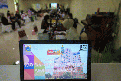 Petugas melayani orang tua calon peserta didik terkait Pendaftaran Peserta Didik Baru (PPDB) di Posko Pelayanan PPDB 2022 di SMA Negeri 70.
