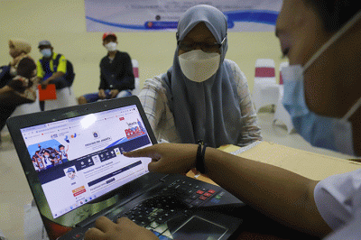 Petugas melayani orang tua calon peserta didik terkait Pendaftaran Peserta Didik Baru (PPDB) di Posko Pelayanan PPDB 2022 di SMA Negeri 70.