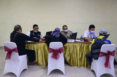 Petugas melayani orang tua calon peserta didik terkait Pendaftaran Peserta Didik Baru (PPDB) di Posko Pelayanan PPDB 2022 di SMA Negeri 70.