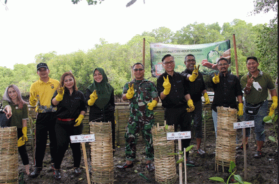 General Manager QNET Indonesia, Ganang Rindarko (kanan) dan Komandan Kodim (Dandim) 1611 Badung, Kol. Inf Dodi Triyo Hadi melakukan penanaman bakau.