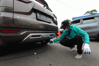 Petugas melakukan uji emisi kendaraan bermotor di kawasan Jakarta Pusat, Selasa (14/6/2022).