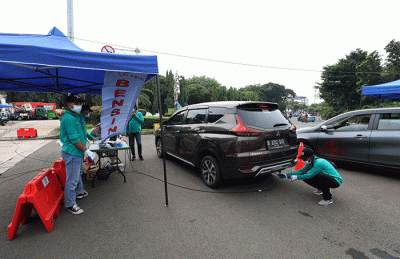 Petugas melakukan uji emisi kendaraan bermotor di kawasan Jakarta Pusat, Selasa (14/6/2022).