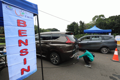 Petugas melakukan uji emisi kendaraan bermotor di kawasan Jakarta Pusat, Selasa (14/6/2022).
