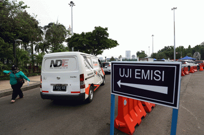 Petugas melakukan uji emisi kendaraan bermotor di kawasan Jakarta Pusat, Selasa (14/6/2022).