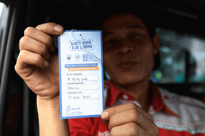 Petugas melakukan uji emisi kendaraan bermotor di kawasan Jakarta Pusat, Selasa (14/6/2022).