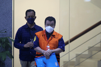 Terdakwa Fungsional Pemeriksa Pajak pada Kanwil DJP Jawa Barat II Alfred Simanjuntak, menjalani pemeriksaan di Gedung KPK Merah Putih, Jakarta.