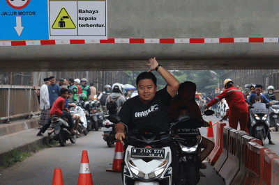 Petugas mengatur lalu lintas kendaraan yang melintas di Jembatan Antelope, Curug, Bekasi, Jawa Barat, Rabu (15/6/2022).