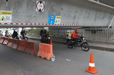 Petugas mengatur lalu lintas kendaraan yang melintas di Jembatan Antelope, Curug, Bekasi, Jawa Barat, Rabu (15/6/2022).