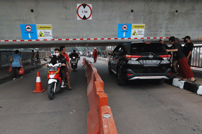 Petugas mengatur lalu lintas kendaraan yang melintas di Jembatan Antelope, Curug, Bekasi, Jawa Barat, Rabu (15/6/2022).