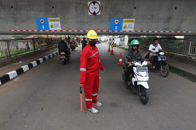 Petugas mengatur lalu lintas kendaraan yang melintas di Jembatan Antelope, Curug, Bekasi, Jawa Barat, Rabu (15/6/2022).