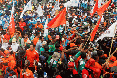 Ribuan buruh melakukan aksi unjuk rasa di depan gedung DPR, Jakarta, Rabu (15/6/2022).