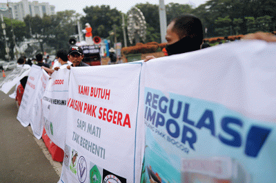 Puluhan Peternak Sapi yang tergabung dalam Komunitas Sapi Indonesia (KSI) melakukan aksi unjuk rasa di kawasan Patung Kuda, Jakarta Pusat, Rabu (15/6/2022).