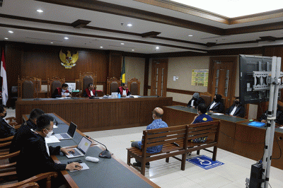 Dua mantan pemeriksa Pajak Direktorat Jenderal Pajak Kementerian Keuangan terdakwa Wawan Ridwan dan Alfred Simanjuntak menjalani sidang vonis.