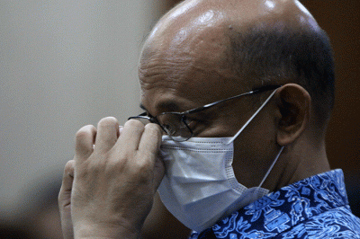 Dua mantan pemeriksa Pajak Direktorat Jenderal Pajak Kementerian Keuangan terdakwa Wawan Ridwan dan Alfred Simanjuntak menjalani sidang vonis.
