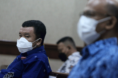 Dua mantan pemeriksa Pajak Direktorat Jenderal Pajak Kementerian Keuangan terdakwa Wawan Ridwan dan Alfred Simanjuntak menjalani sidang vonis.