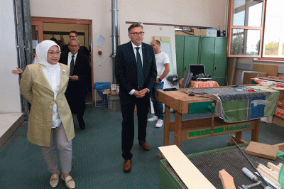 Dalam melakukan lawatan ke negara Swiss, Menteri Ketenagakerjaan Ida Fauziyah mengunjungi Pusat Pelatihan Vokasi WIFI Burgenland di Eisenstadt, Austria.