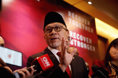 Menteri Perdagangan Zulkifli Hasan didampingi Wamendag Jerry Sambuaga menjawab pertanyaan wartawan usai mengikuti serah terima jabatan menteri perdagangan.