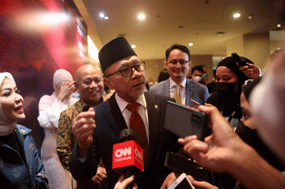 Menteri Perdagangan Zulkifli Hasan didampingi Wamendag Jerry Sambuaga menjawab pertanyaan wartawan usai mengikuti serah terima jabatan menteri perdagangan.