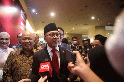 Menteri Perdagangan Zulkifli Hasan didampingi Wamendag Jerry Sambuaga menjawab pertanyaan wartawan usai mengikuti serah terima jabatan menteri perdagangan.