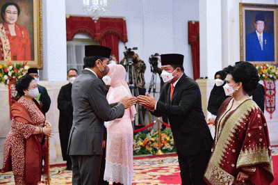 Presiden Joko Widodo resmi melantik dua figur menteri dan tiga figur wakil menteri Kabinet Indonesia Maju untuk sisa masa jabatan periode tahun 2019-2024.