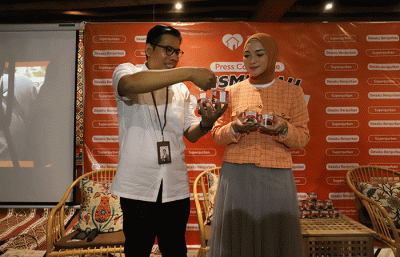 CEO Rumah Zakat Nur Efendi (kiri) dan Donatur & Brand Ambassador Superqurban Citra Kirana berbincang disela jumpa pers di Jakarta, Rabu (15/6/2022).