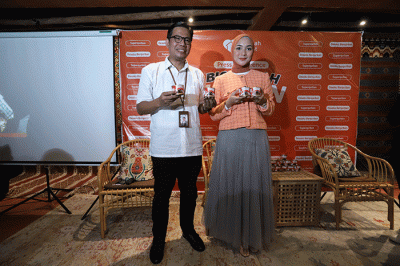 CEO Rumah Zakat Nur Efendi (kiri) dan Donatur & Brand Ambassador Superqurban Citra Kirana berbincang disela jumpa pers di Jakarta, Rabu (15/6/2022).