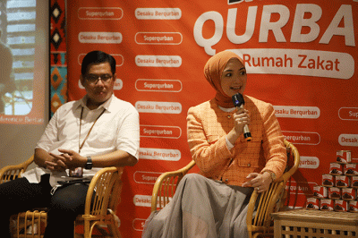 CEO Rumah Zakat Nur Efendi (kiri) dan Donatur & Brand Ambassador Superqurban Citra Kirana berbincang disela jumpa pers di Jakarta, Rabu (15/6/2022).